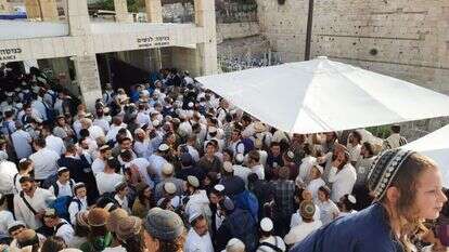 מאות יהודים ממתינים בכניסה להר הבית. | ארנון סגל