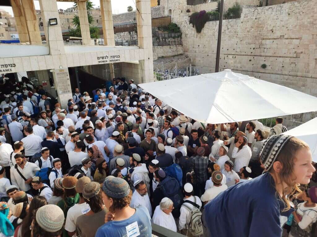 מאות יהודים ממתינים בכניסה להר הבית. | ארנון סגל