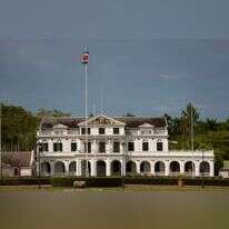 ארמון הנשיאות בפרמריבו, בירת סורינאם. | שאטרסטוק ארמון הנשיאות בפרמריבו, בירת סורינאם. | שאטרסטוק