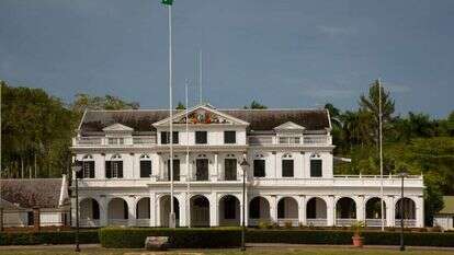 ארמון הנשיאות בפרמריבו, בירת סורינאם. | שאטרסטוק