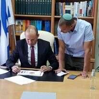 עדן ביזמן עם בנט, בזמן כהונתו כשר החינוך