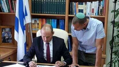 עדן ביזמן עם בנט, בזמן כהונתו כשר החינוך