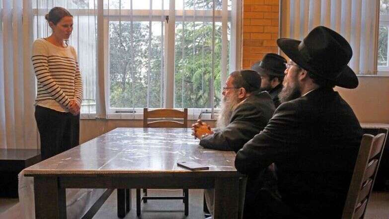 מתגיירת בבית דין רבני, אילוסטרציה | שאטרסטוק מתגיירת בבית דין רבני, אילוסטרציה | שאטרסטוק