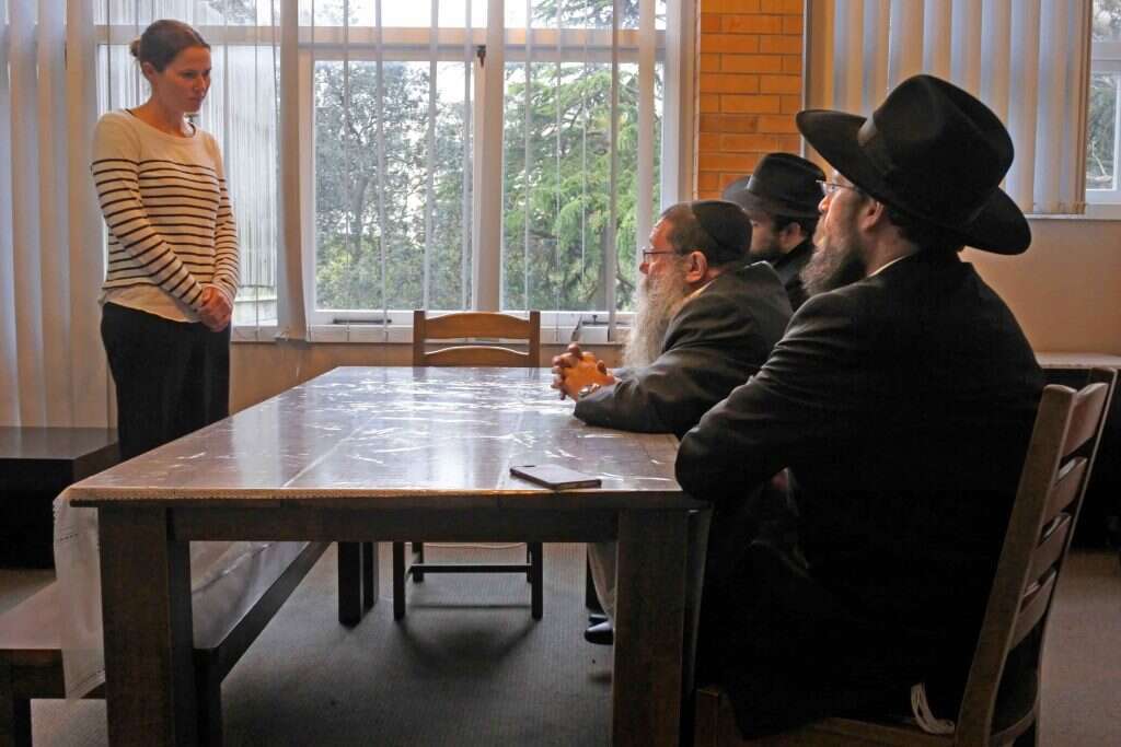 מתגיירת בבית דין רבני, אילוסטרציה. | שאטרסטוק