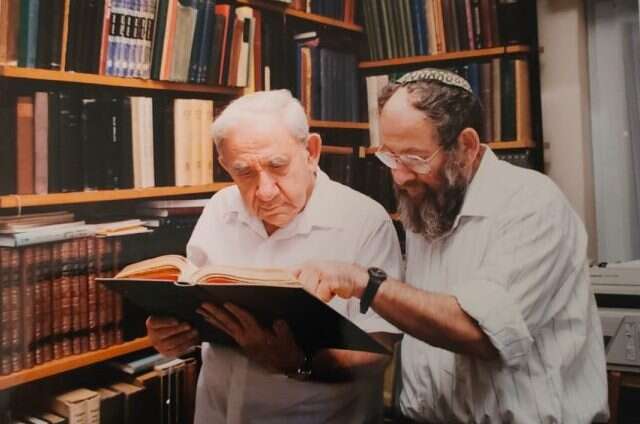 פרופ' זאב ספראי עם אביו פרופ' שמואל ספראי. | באדיבות המשפחה