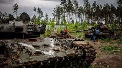 טנקים רוסיים שהושמדו סמוך לקייב. | AFP