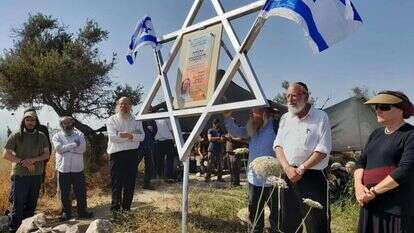 חנוכת האנדרטה ליהודה דימנטמן הי"ד ליד הישיבה בחומש. | ישיבת חומש