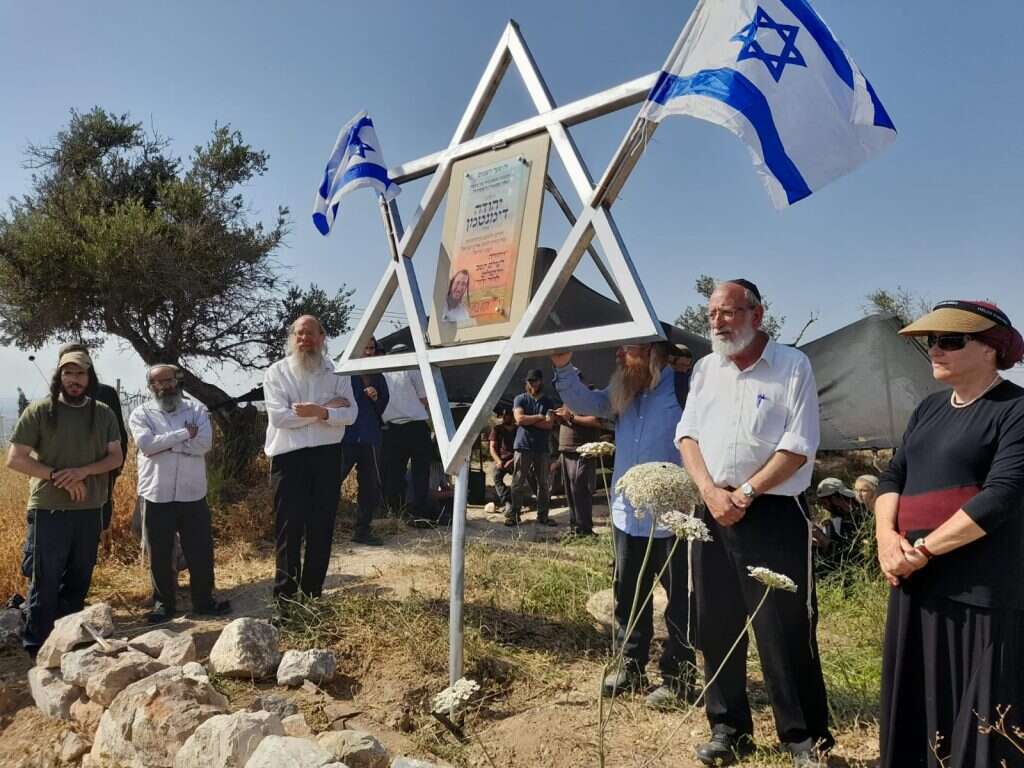 חנוכת האנדרטה ליהודה דימנטמן הי"ד ליד הישיבה בחומש. | ישיבת חומש