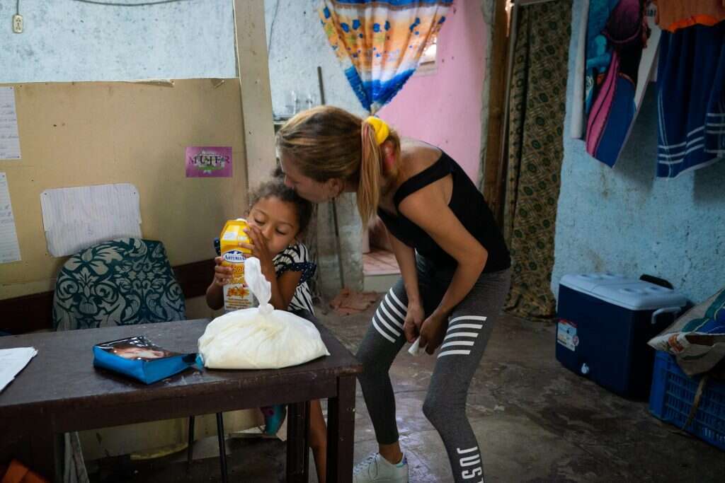 "יש די חלב להלילה, מחר אנחנו לא יודעים מה נעשה". יוהנה פרדומו ובתה לורן. | Sarah L. Voisin Washington Post