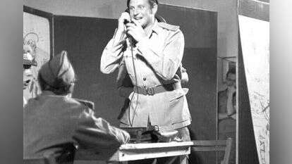 זוהר בימיו כאיש קולנוע. | ארכיון צה"ל במשרד הביטחון, צלם במחנה