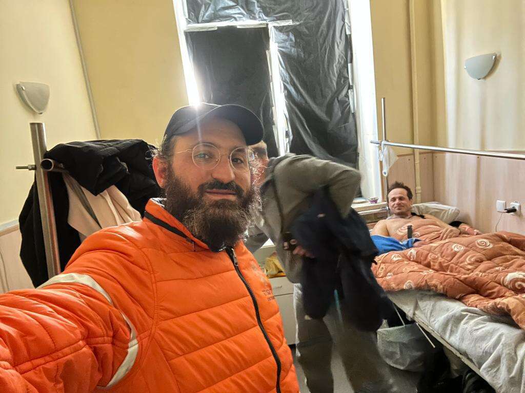 הרב כהן מבקר פצועי מלחמה בבית חולים אוקראיני. | באדיבות המצולם