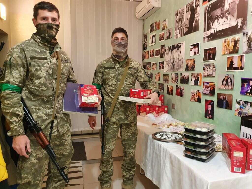 חלק מהחיילים היהודים בצבא אוקראינה השתתפו השנה בליל סדר לראשונה בחייהם. | באדיבות הקהילה היהודית קייב