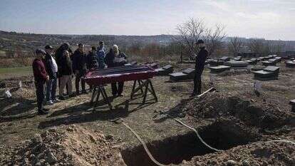 הרב אסמן אומר קדיש בהלווייתו של יהודי שנהרג בידי חיילים רוסים בבוצ'ה הסמוכה לקייב, בערב פסח. | AP