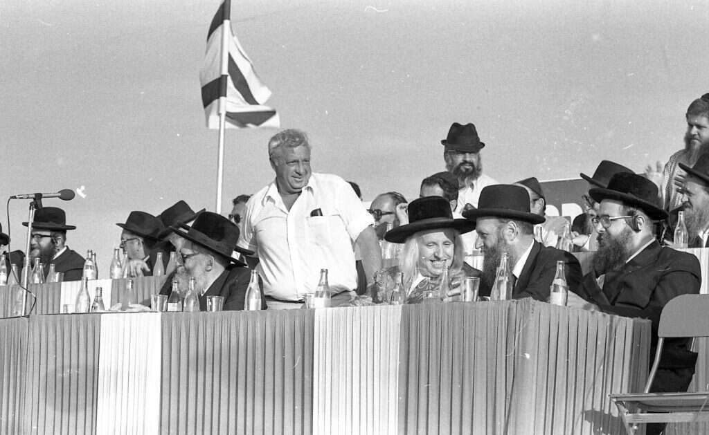 אריאל שרון בטקס הנחת אבן הפינה לעיר עמנואל, 1981. | ארכיון דן הדני האוסף הלאומי לתצלומים ע"ש משפתחת פריצקר, הספרייה הלאומית,