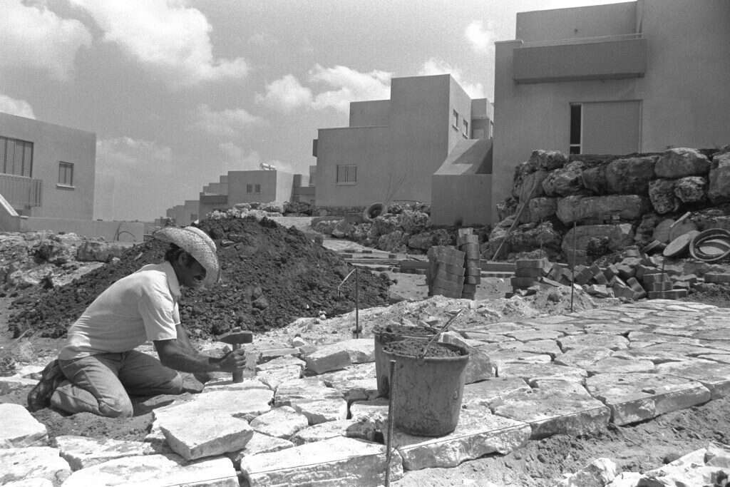 הרבנים התנגדו לבנייני דירות גבוהים. סלילת מדרכות בעמנואל. | נתי הרניק, לע"מ