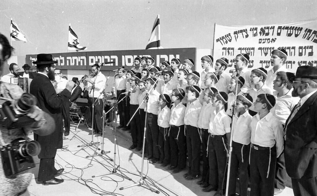 לאחר מופע הפתיחה בשנות השמונים, נקנו מאות דירות. טקס הנחת אבן הפינה. | ארכיון דן הדני האוסף הלאומי לתצלומים ע"ש משפתחת פריצקר, הספרייה הלאומית,