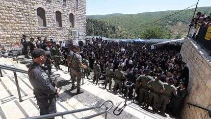 שוטרים ומתפללים במירון בל"ג בעומר לפני שנתיים. | דוד כהן, ג'יני שוטרים ומתפללים במירון בל"ג בעומר לפני שנתיים. | דוד כהן, ג'יני