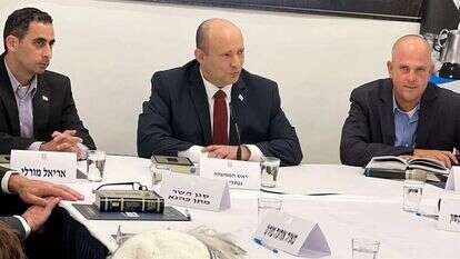 בנט בחוג התנ"ך של ראש הממשלה. | לע"מ