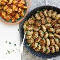 קציצות עוף ובצלים עם תפוחי אדמה ממכרים. | אפרת ליכטנשטט קציצות עוף ובצלים עם תפוחי אדמה ממכרים. | אפרת ליכטנשטט