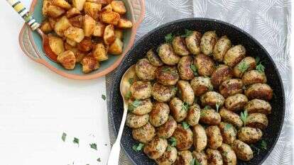 קציצות עוף ובצלים עם תפוחי אדמה ממכרים. | אפרת ליכטנשטט