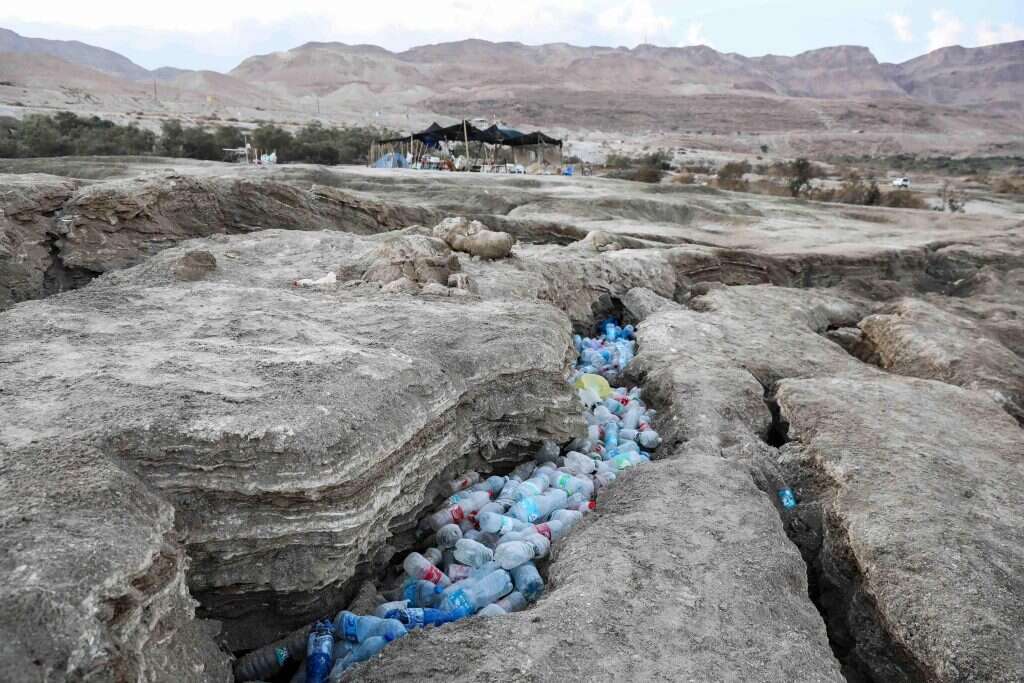 זיהום עיניים. זבל לחופי ים המלח. | EPA