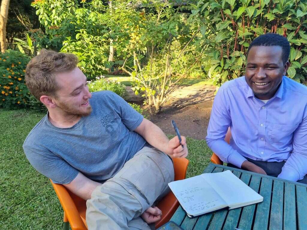 קשוב לכל הצעת ייעול. אליה מסומבה עם רפי רייקר. | מיכאל טוכפלד