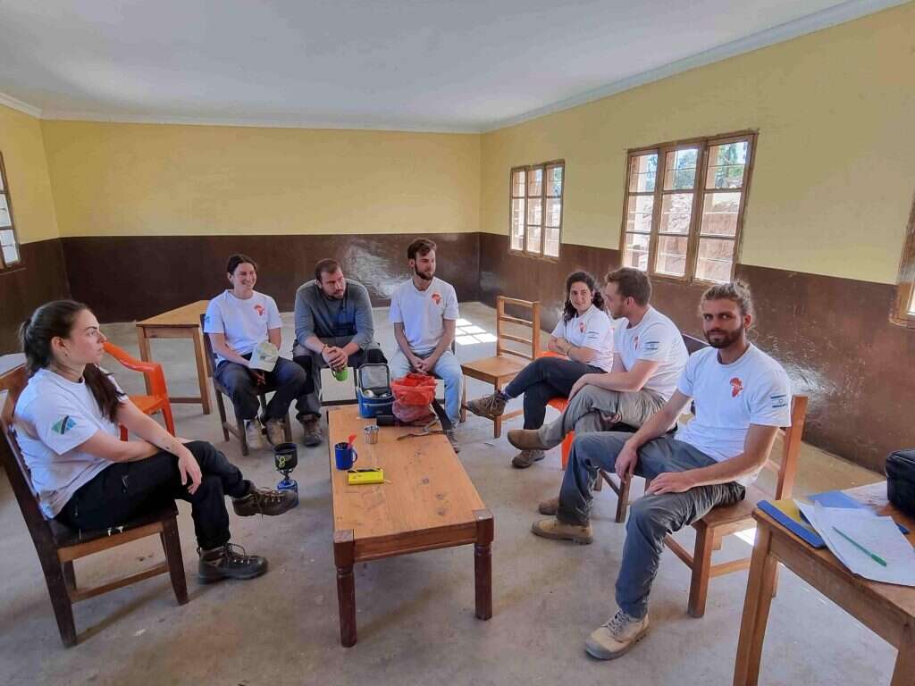 אחר כך המקומיים יצטרכו להמשיך לבד. הישראלים המתנדבים בישיבת צוות. | מיכאל טוכפלד