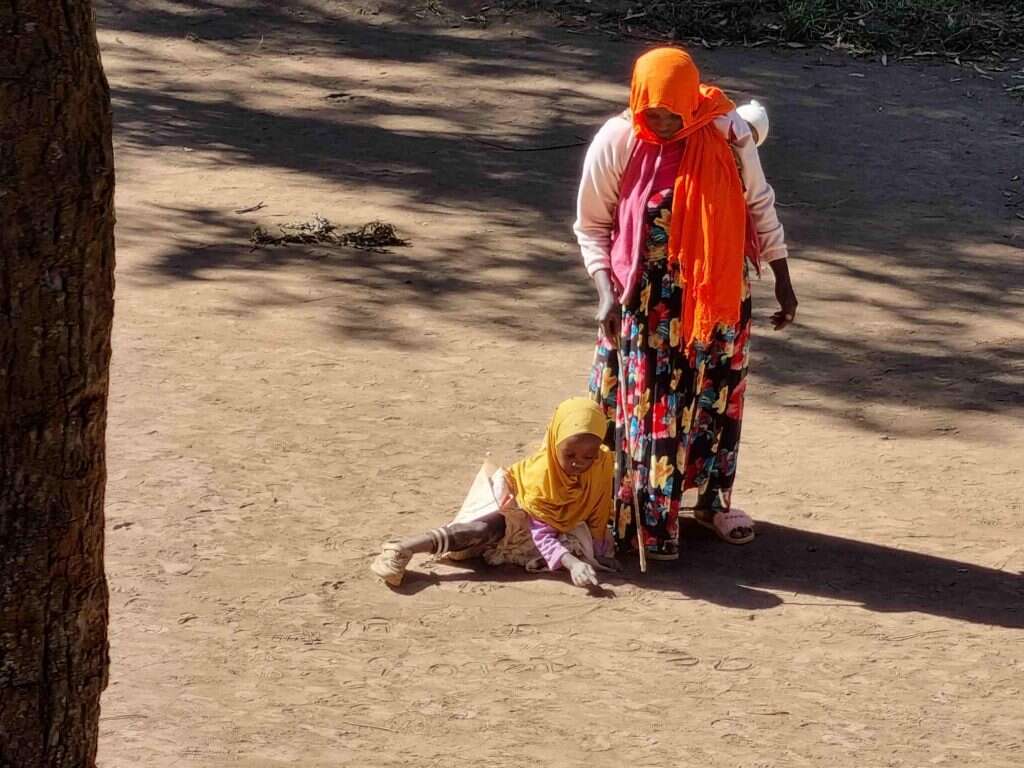 "כך הן לומדות את צורת האותיות". שיעור אנגלית בבית הספר במלינדי. | מיכאל טוכפלד