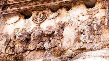 התבליט בשער טיטוס. | שאטרסטוק