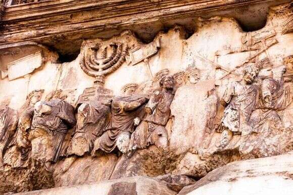 מאבק מתמיד באימפריות. תבליט הגלות בשער טיטוס | שאטרסטוק