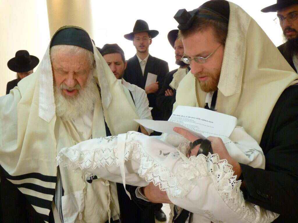 הרב אורי זוהר ז"ל עם טיומקין, באירועים משפחתיים. | באדיבות הרב דן טיומקין