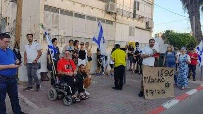 תושבים בלוד מפגינים נגד מעצר המדריך מול תחנת המשטרה בעיר