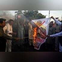 מפגינים מוסלמים מציתים את דיוקנו של ראש ממשלת הודו, נרנדרה מודי. | AFP