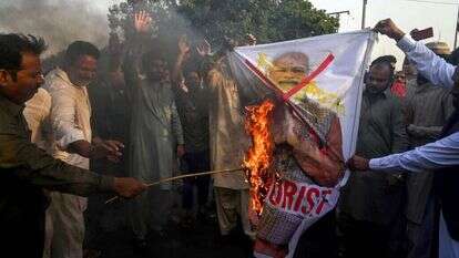 מפגינים מוסלמים מציתים את דיוקנו של ראש ממשלת הודו, נרנדרה מודי. | AFP