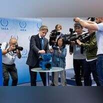 יו"ר סבב"א עם מצלמה מהדגם שהסירו האיראנים. | AFP