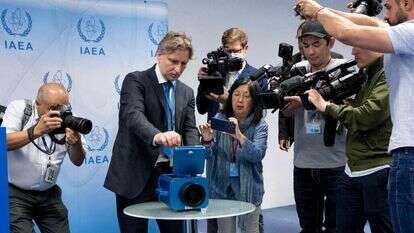 יו"ר סבב"א עם מצלמה מהדגם שהסירו האיראנים. | AFP