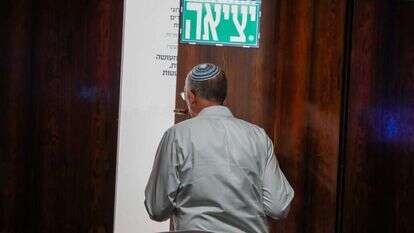 ניר אורבך יוצא ממליאת הכנסת, שבוע שעבר. | אורן בן חקון