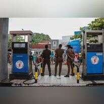 מתקשה לשלם למכלית דלק בודדת שעוגנת מול חופיה. סרי לנקה. | EPA