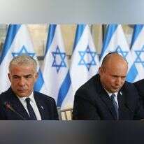 האם דווקא בשבוע שבו הממשלה מציינת שנה להקמתה דינה ייחרץ? נפתלי בנט ויאיר לפיד. | AFP