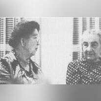 הילדה הפרועה הבינה כבר בגיל צעיר שיש לה שליחות בחיים. אינז מרקס לאודרמילק עם גולדה מאיר, 1976. | מתוך הספר