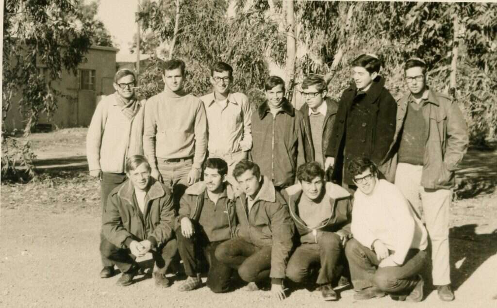 לגור במבנים של צבא סוריה ולחיות את האידיאל. עם חבורת תלמידי ישיבת הגולן בחיספין. | ישיבת הגולן