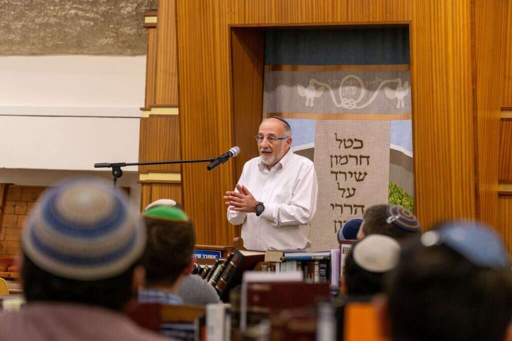 מלמד דף יומי בעיקר בפגרת בתי המשפט. קולה בשיעור בישיבת הגולן. | ישיבת הגולן