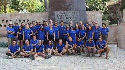 תלמידי מכינת הראל באנדרטה בהר הרצל לזכר החיילים היהודים בצבא האדום שנפלו במלחמת העולם השנייה