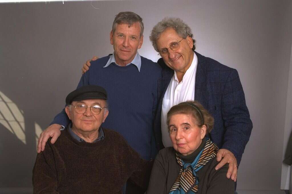 א"ב יהושע עם עמוס עוז, עמליה כהנא־כרמון ואהרן אפלפלד, 1998. | דן פורגס, גטי אימג'ס