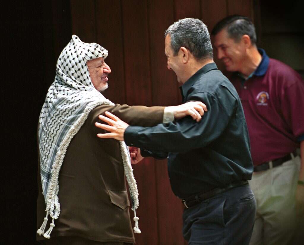 תהליך היפנוזה שעוברת החברה הישראלית. ברק עם ערפאת. | גטי אימג'ס