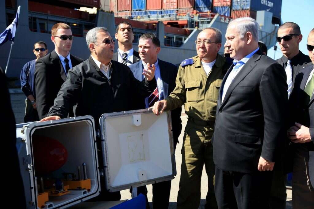 צ'ייני עם ראש הממשלה דאז בנימין נתניהו ושר הביטחון דאז אהוד ברק עם כלי נשק שנתפסו באונייה ויקטוריה, 2011. | אדי ישראל, פלאש 90