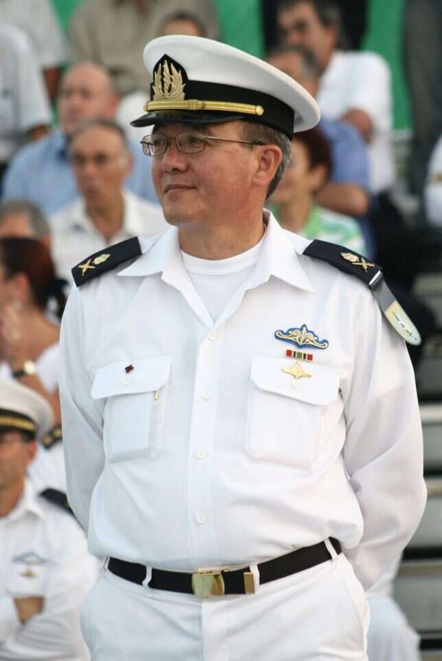 "אני מתפלל כבר הרבה שנים, ויש רבים כמוני. מדליקים נרות שבת, מניחים תפילין". צ'ייני בטקס מינויו למפקד חיל הים, 2007. | מישל דוט קום