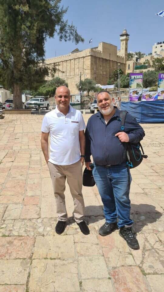 ד"ר אייל בארי ופזאל אפרידי ליד מערת המכפלה ד"ר אייל בארי ופזאל אפרידי ליד מערת המכפלה