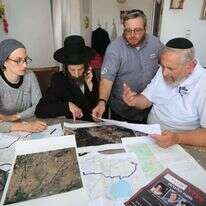 שמואל סקט, מייק בן־יעקב והוריו של מוישי בבית המשפחה. | דוד זר