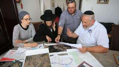 שמואל סקט, מייק בן־יעקב והוריו של מוישי בבית המשפחה. | דוד זר